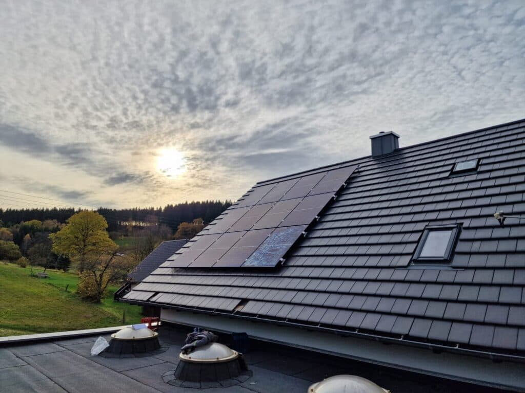 Photovoltaik-Anlage auf einem Dach in Lennestadt